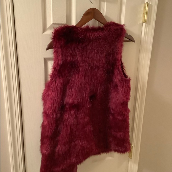 DECREE Burgundy Open Front Faux Fur Vest Size Medium - Picture 11 of 15